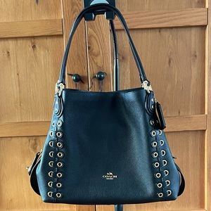 Magnifique sac Coach, noir avec détails brasse.